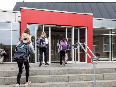 Elever går ind på skolen